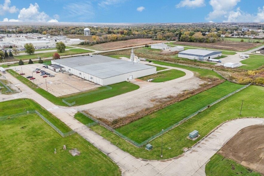 More Photos Of 1100 11th St, Charles City Warehouse For Sale