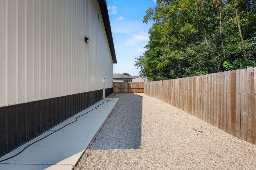 More Photos Of 390 Progress Dr, Cottage Grove Veterinarian Kennel For Sale