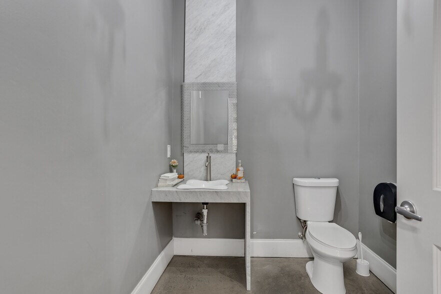 More Photos Of 1385 English St NW, Atlanta Warehouse For Sale