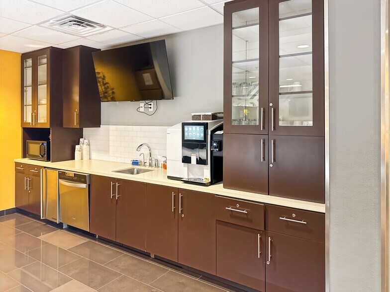 More Photos Of 500 N Rainbow Blvd, Las Vegas Coworking Space