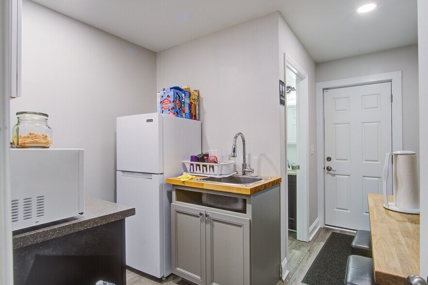 More Photos Of 500 N Pine St, Summerville Office For Sale