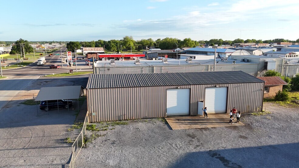 More Photos Of 201 NE 4TH St, Lindsay Manufacturing For Lease