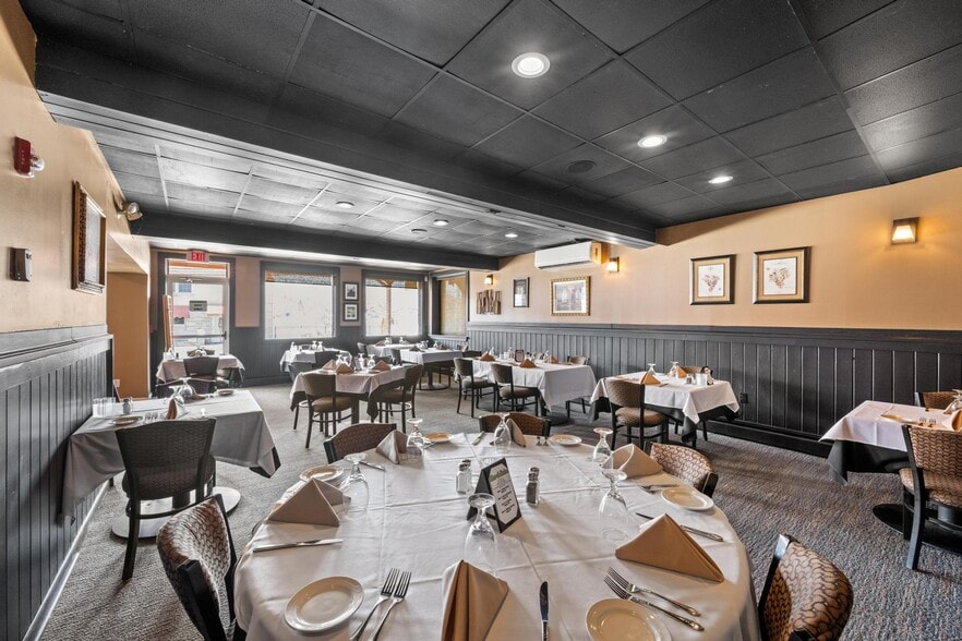 More Photos Of 31 Lakeside Dr, Harveys Lake Restaurant For Sale