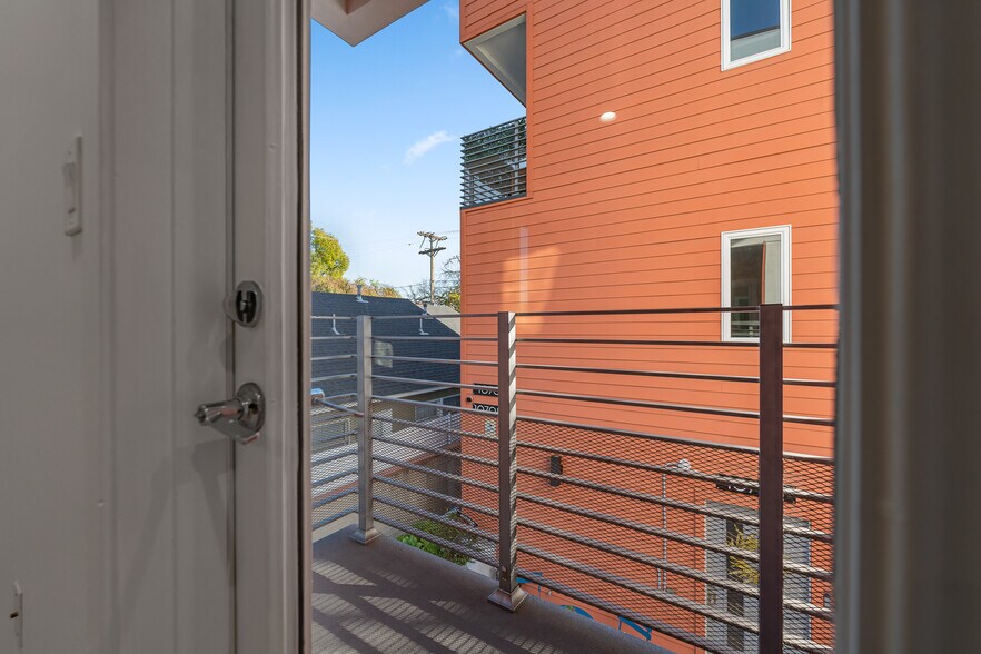 More Photos Of 10706 Camarillo St, Toluca Lake Apartments For Sale