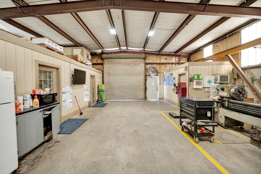 More Photos Of 2110 W 44th St, Odessa Industrial For Sale