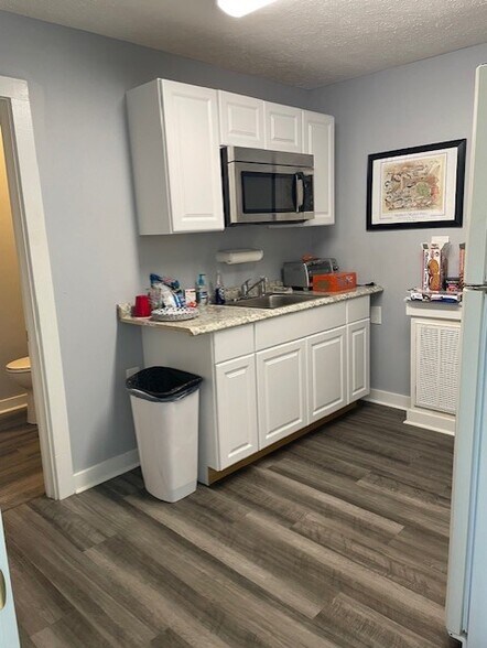 More Photos Of 75 Maple Rd, Mathews Office For Sale