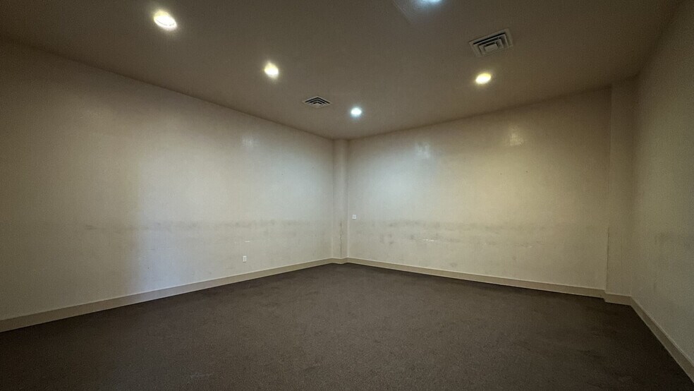 More Photos Of 404 W Main St, Kelso Restaurant For Lease