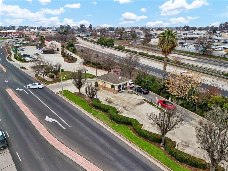 More Photos Of 1720 E Noble Ave, Visalia Fast Food For Sale