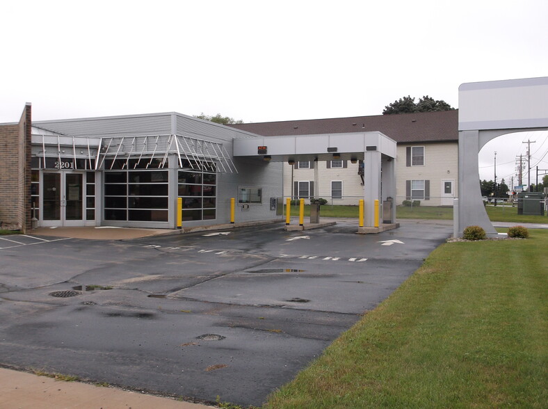 Primary Photo Of 2201 Jackson St, Oshkosh Bank For Lease