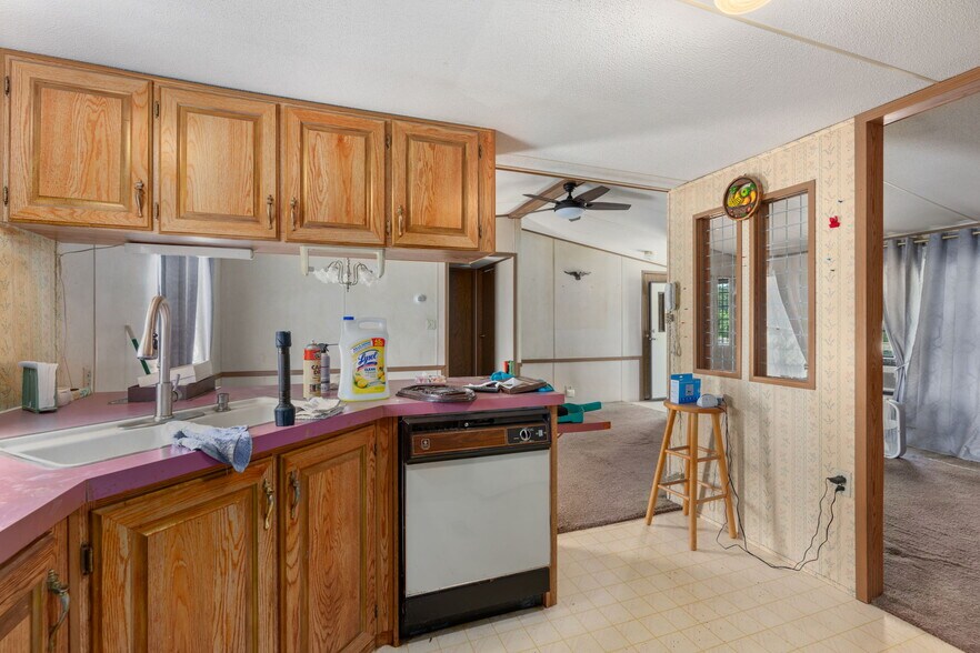 More Photos Of 993 S Hanover St, Pottstown Service For Sale