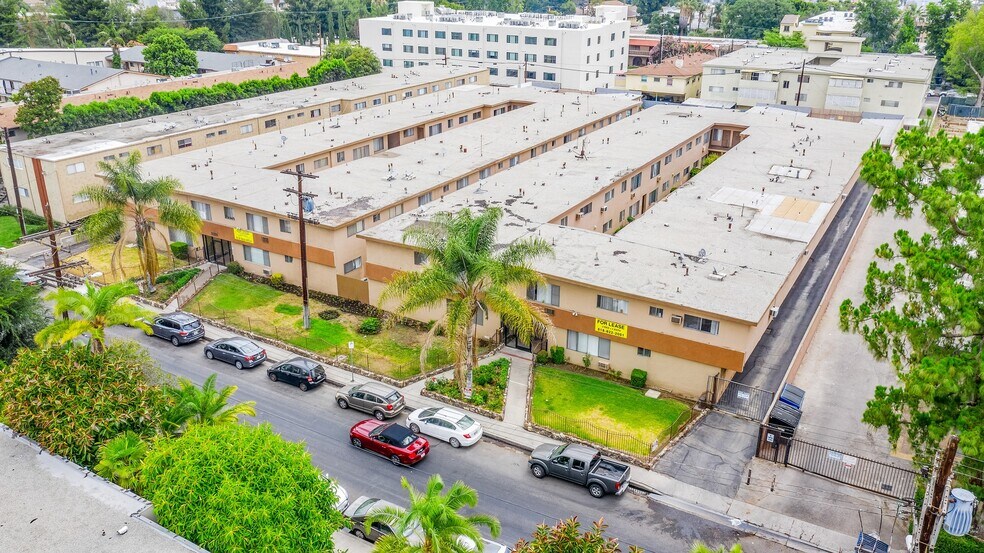 Primary Photo Of 5320 Corteen Pl, Valley Village Apartments For Sale