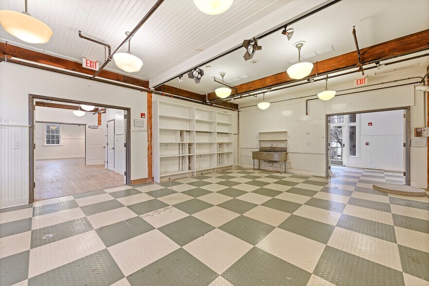 More Photos Of 11 Indian Wells Hwy, Amagansett General Retail For Lease