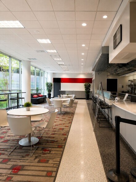More Photos Of 396 W Greens Rd, Houston Office For Sale