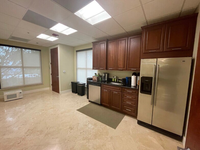 More Photos Of 862-868 102nd Ave N, Naples Office For Sale