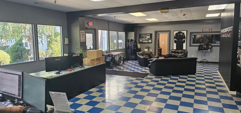 More Photos Of 50-52 Miry Brook Rd, Danbury Warehouse For Lease