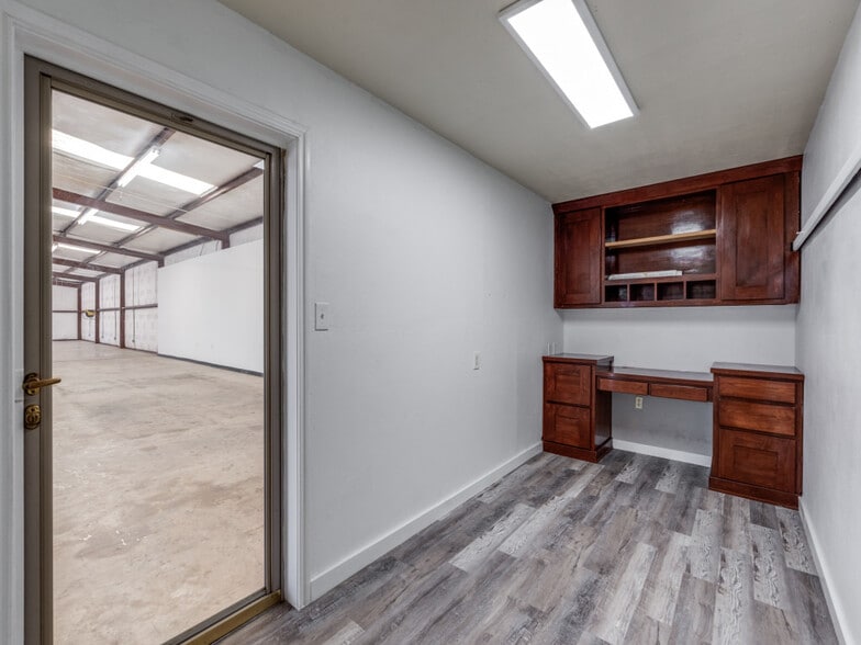 More Photos Of 112 Commercial Pl, Schertz Warehouse For Lease