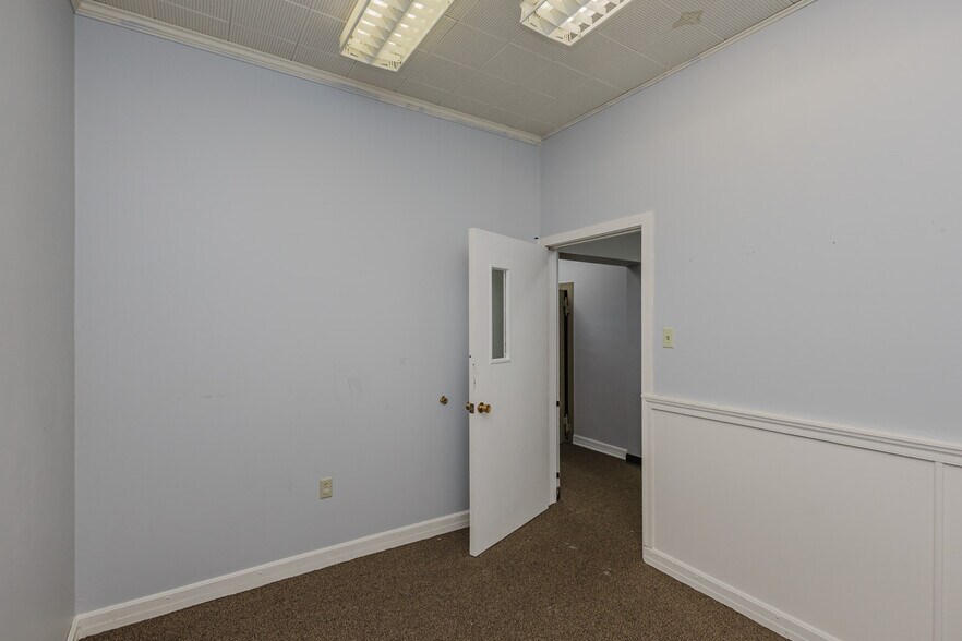 More Photos Of 724 N Main St, Newton Storefront For Sale