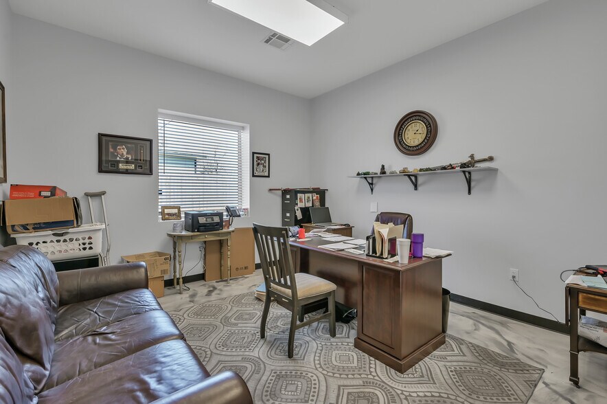 More Photos Of 1308 N Frazier St, Conroe Service For Sale