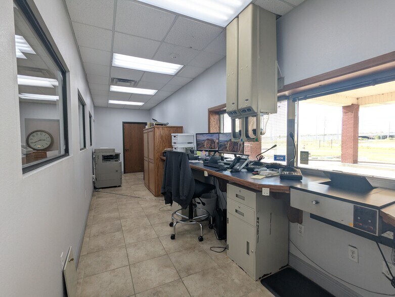 More Photos Of 8109 Smith Rd, Beaumont Office For Sale