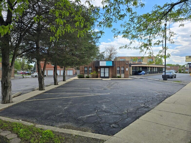 Primary Photo Of 9629 S Southwest Hwy, Oak Lawn Medical For Sale