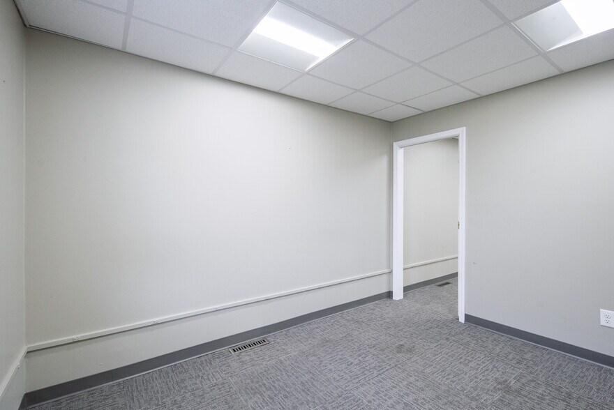 More Photos Of 404 Troy Schenectady Rd, Latham Office Residential For Lease