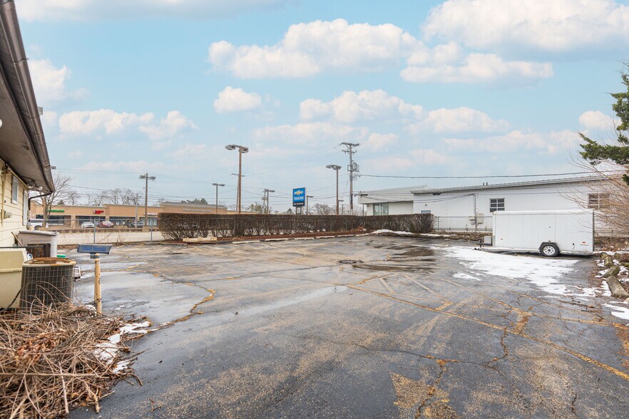 More Photos Of 205 Pinecroft Dr, Roselle Office For Sale