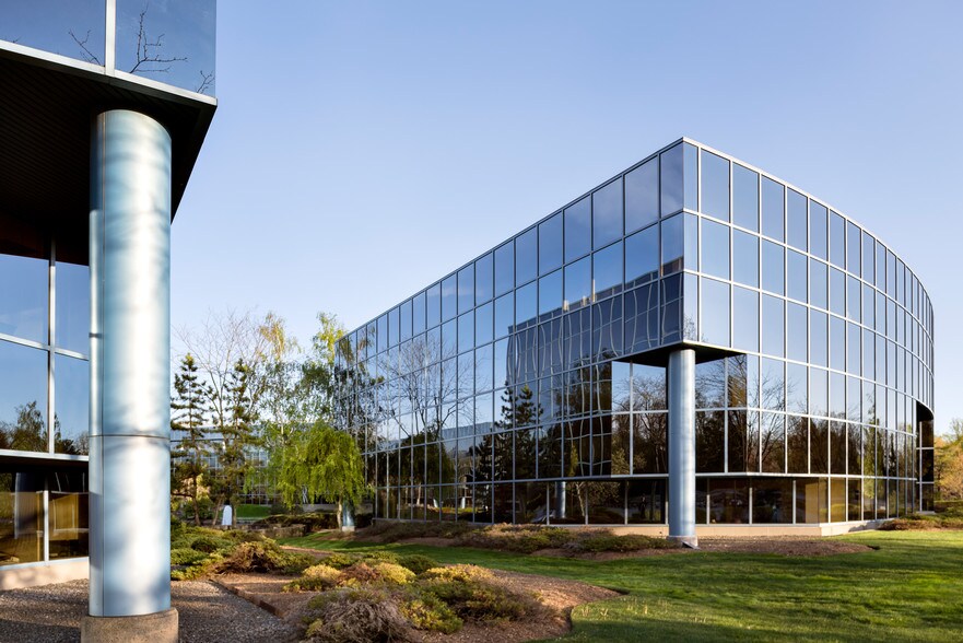 More Photos Of 2 Manhattanville Rd, Purchase Office For Lease