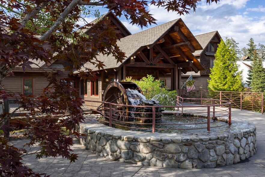 More Photos Of 41-45 Lakeshore Dr, Sagle Hotel For Sale