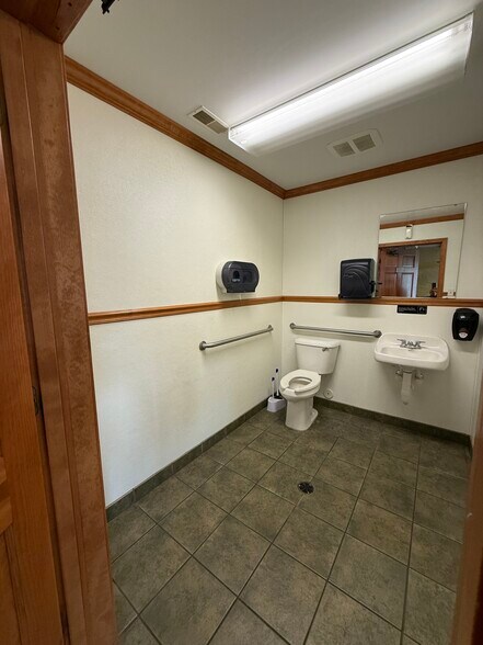 More Photos Of 304 S Obannon St, Raymond Fast Food For Lease