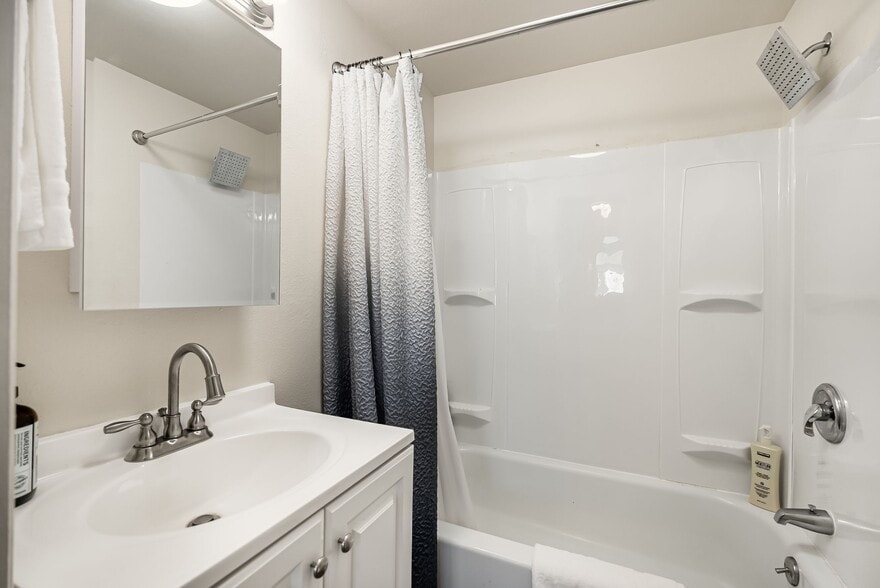 More Photos Of 501 N 4th Ave, Sandpoint Hotel For Sale