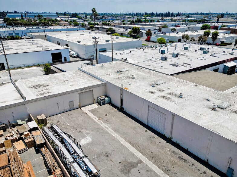 More Photos Of 15220-15250 Texaco Ave, Paramount Warehouse For Lease