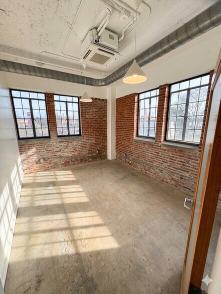 More Photos Of 3216 Gillham Plz, Kansas City Loft Creative Space For Lease