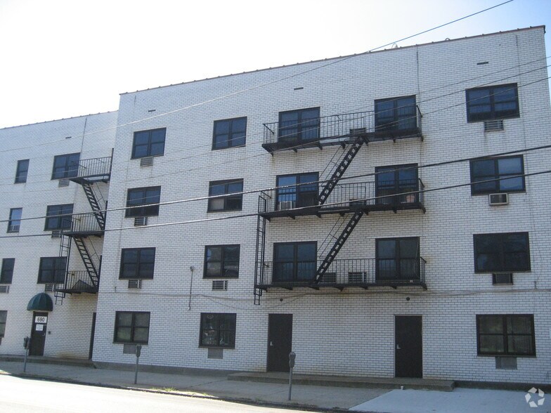 More Photos Of 690 Castleton Ave, Staten Island Apartments For Lease