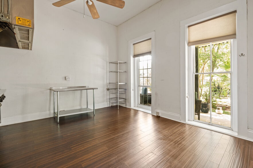 More Photos Of 1012 N Flores St, San Antonio General Retail For Lease