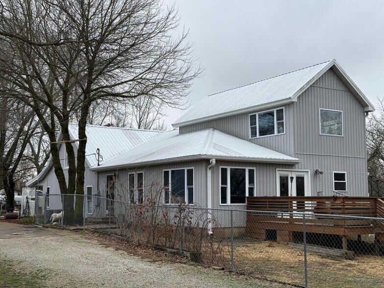 More Photos Of 615 W Benton St, Buffalo Flex For Sale