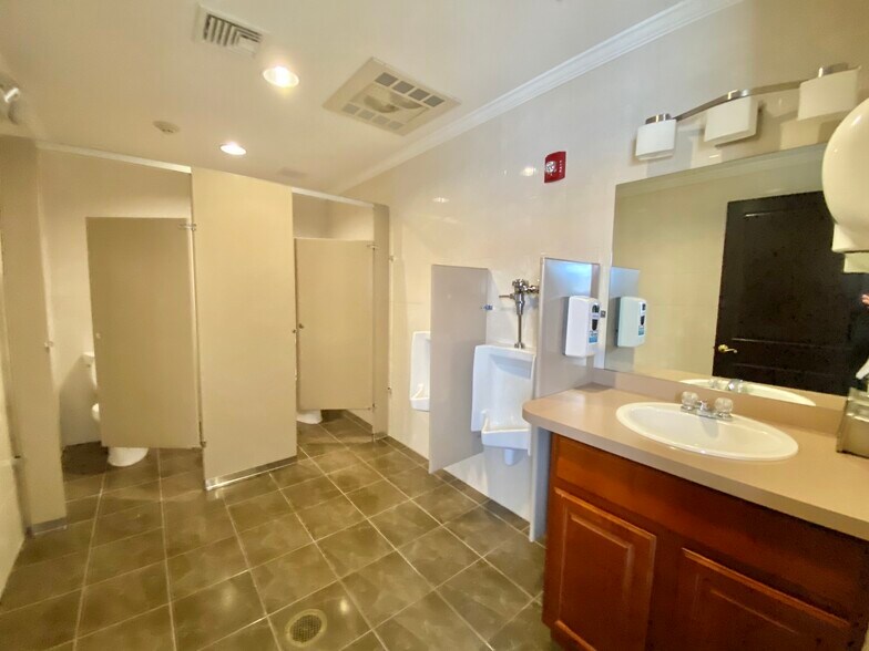 More Photos Of 25 Nassau Ln, Island Park Office For Sale