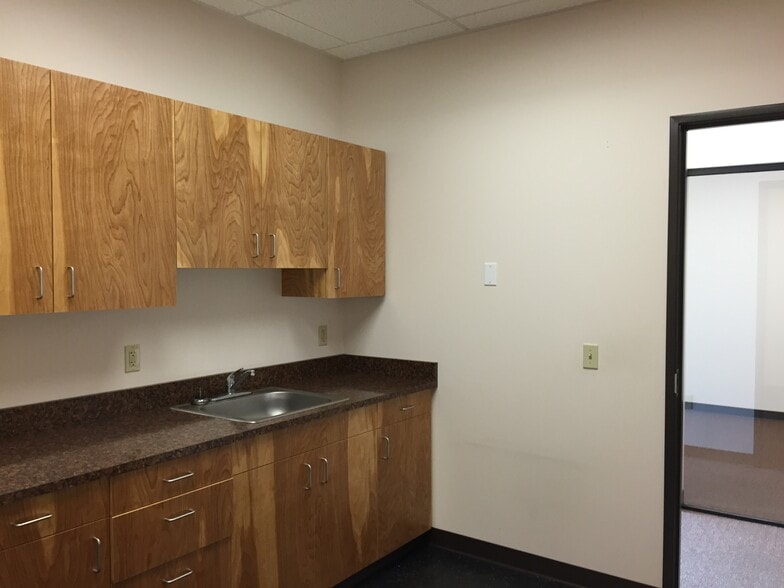 More Photos Of 1721 W Valley Hwy N, Auburn Warehouse For Lease