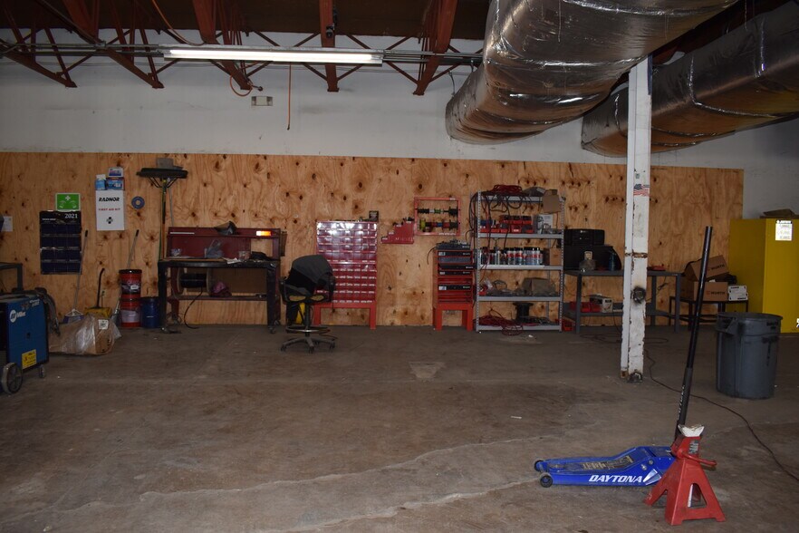 More Photos Of 1039 N Loop 12 Blvd, Irving Light Manufacturing For Sale