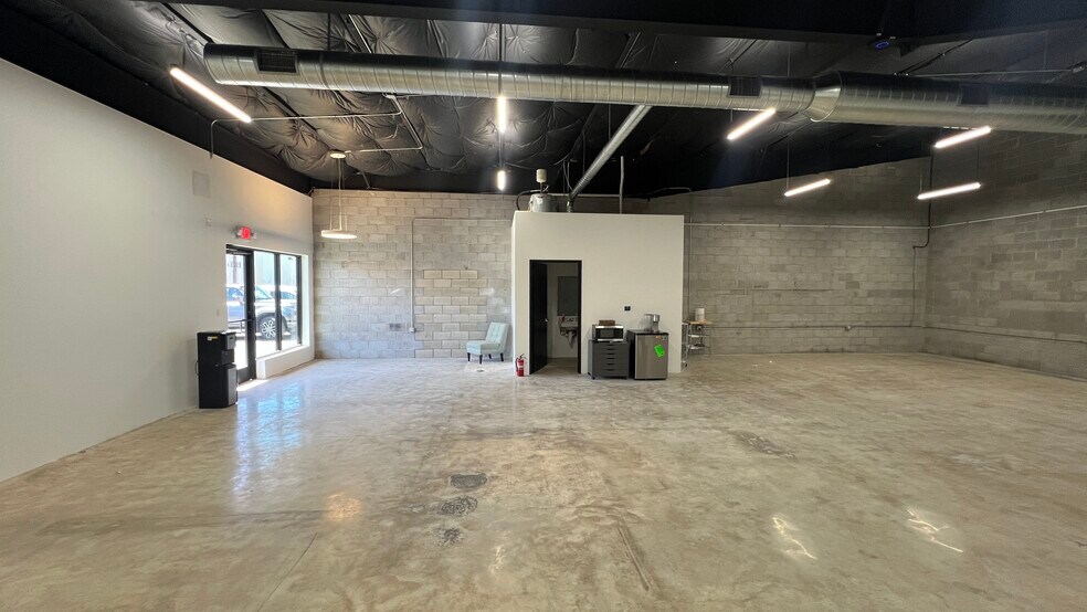 More Photos Of 8918 Spring Branch Dr, Houston Unknown For Lease