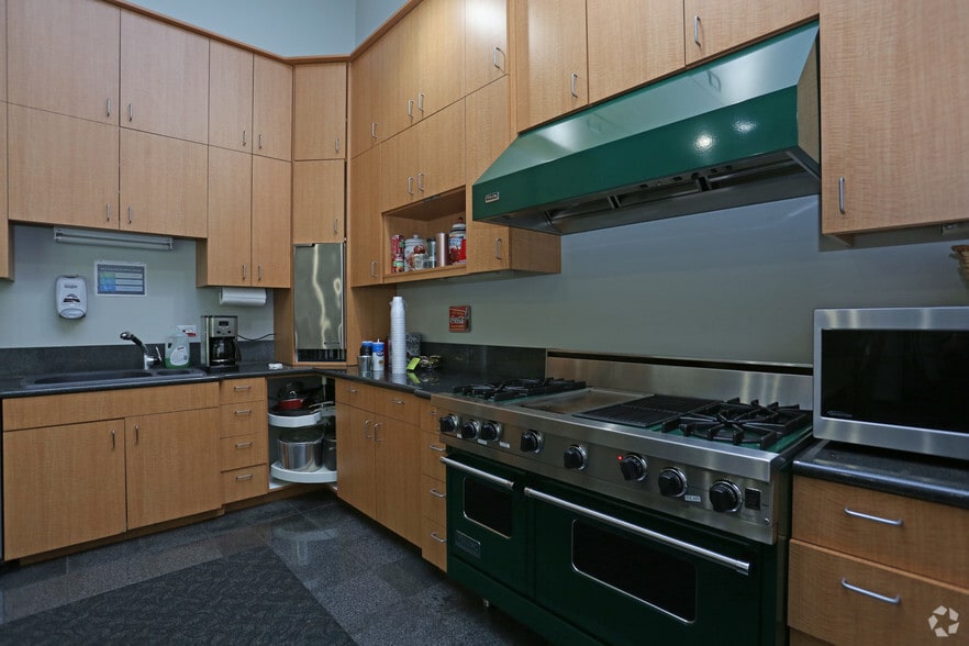 More Photos Of 16503 Air Center Blvd, Houston Unknown For Lease