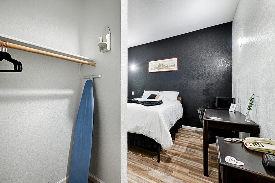 More Photos Of 110 S Main, Dilley Hotel For Sale