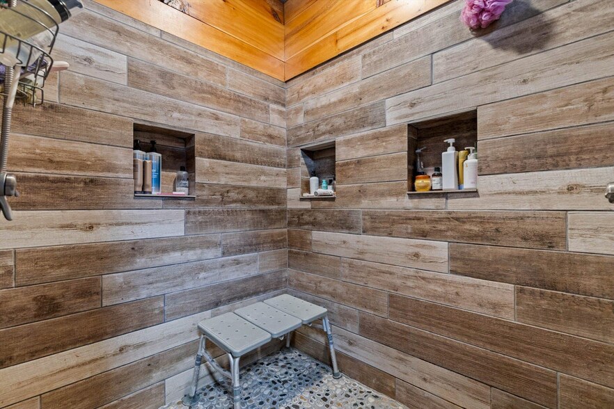 More Photos Of 558 Lucky Rd, Seymour Service For Sale