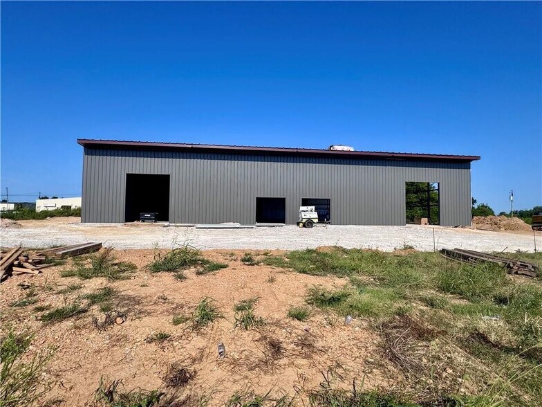 More Photos Of 760 Angela St, Springdale Flex For Lease