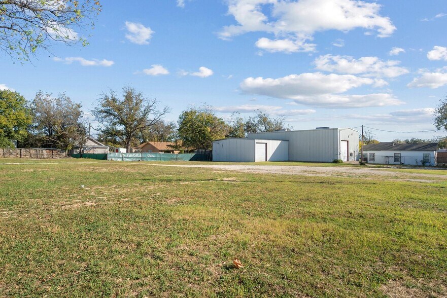 More Photos Of 503 W Central Ave, Comanche Warehouse For Sale