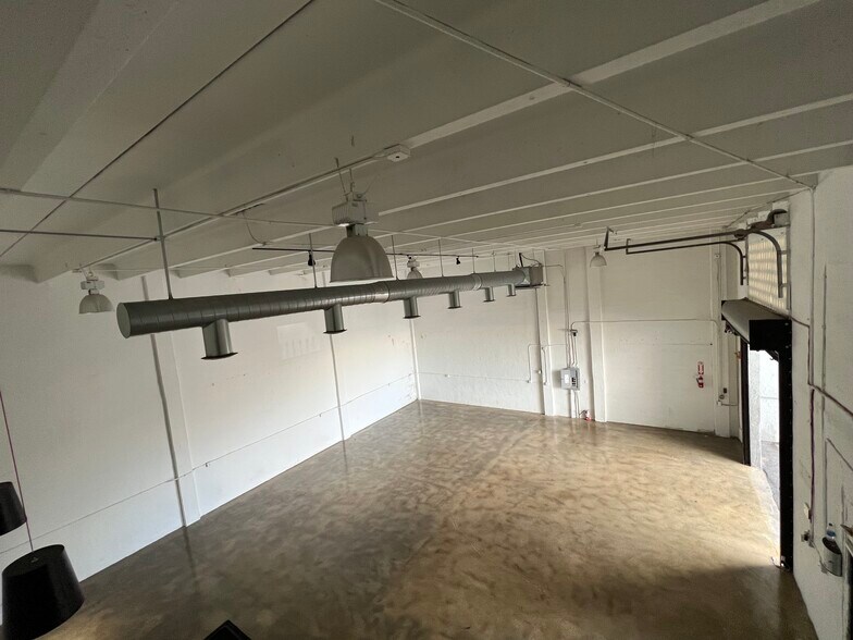 More Photos Of 2340 NW 7th Pl, Miami Warehouse For Lease