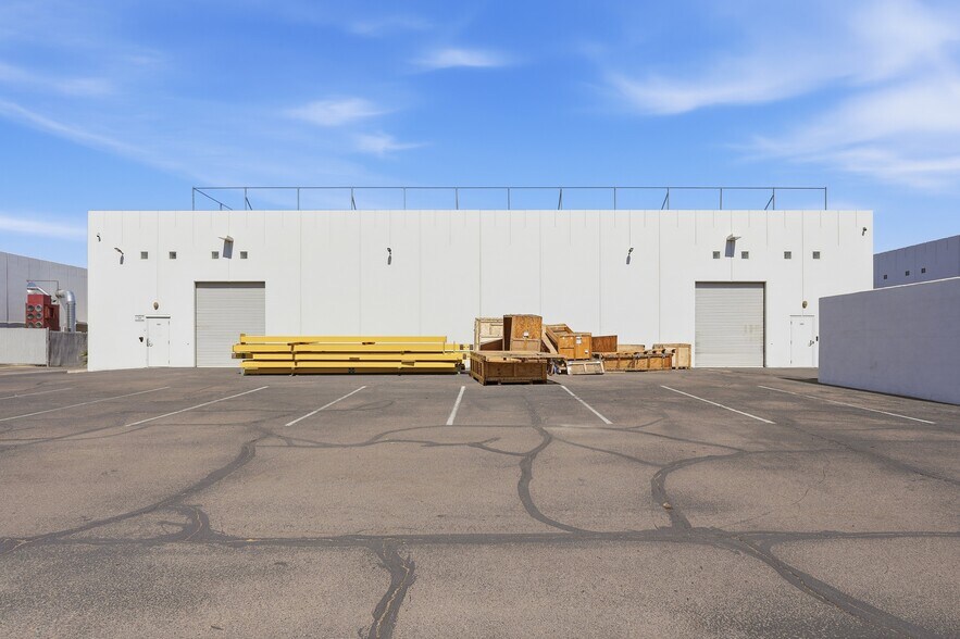 More Photos Of 3401 E Harbour Dr, Phoenix Light Manufacturing For Lease