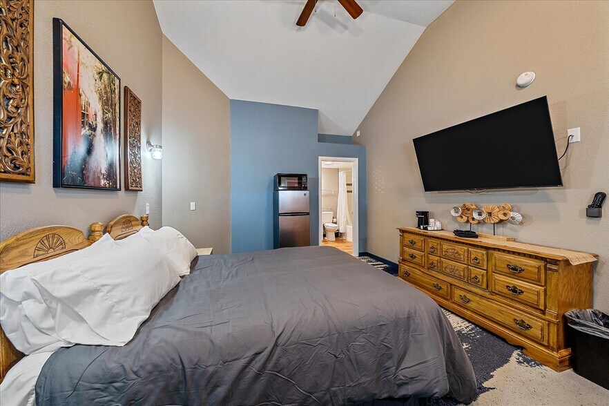 More Photos Of 1524 Main St, Longmont Hotel For Sale