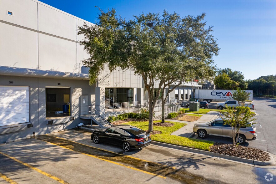 More Photos Of 9110 King Palm Dr, Tampa Warehouse For Lease