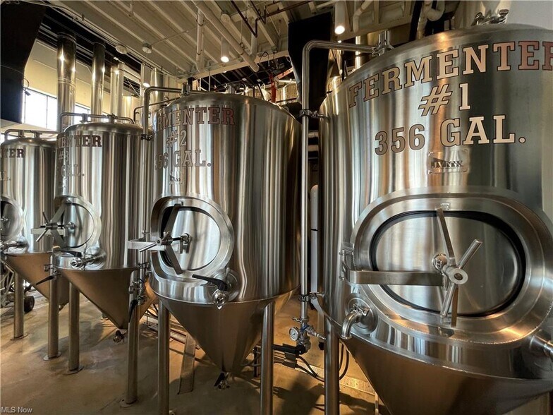 More Photos Of 3941 Erie St, Willoughby Restaurant For Lease