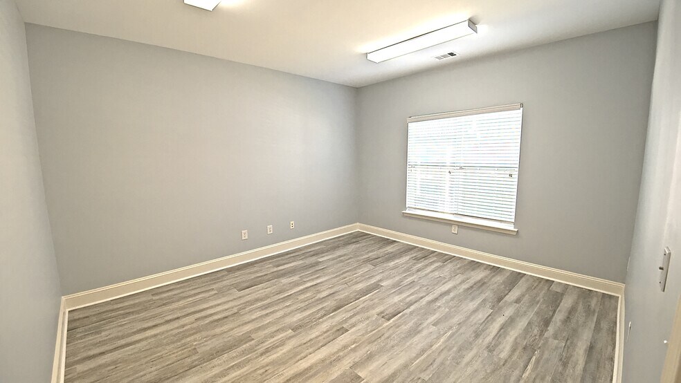 More Photos Of 239-243 River Park North Dr, Woodstock Office For Sale